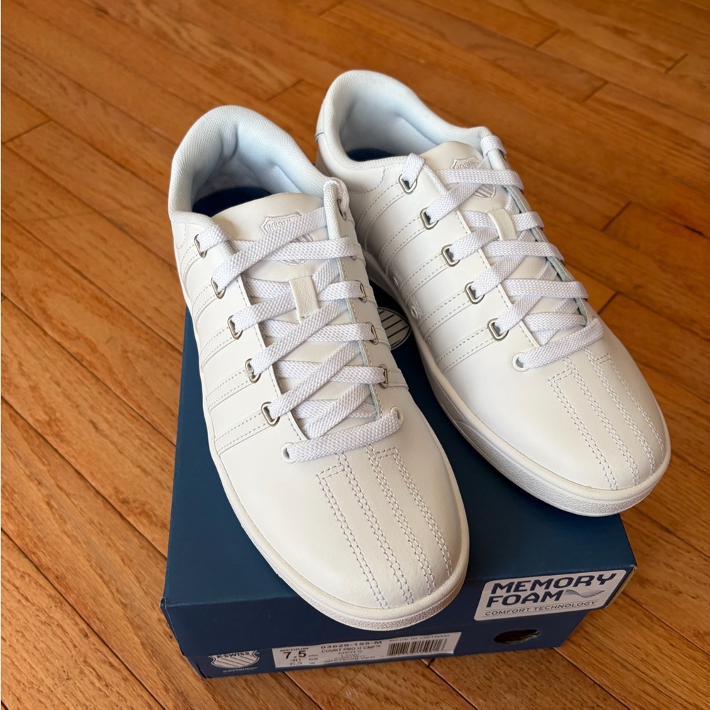 Men’s size 7.5 K-Swiss court pro II in white/silver